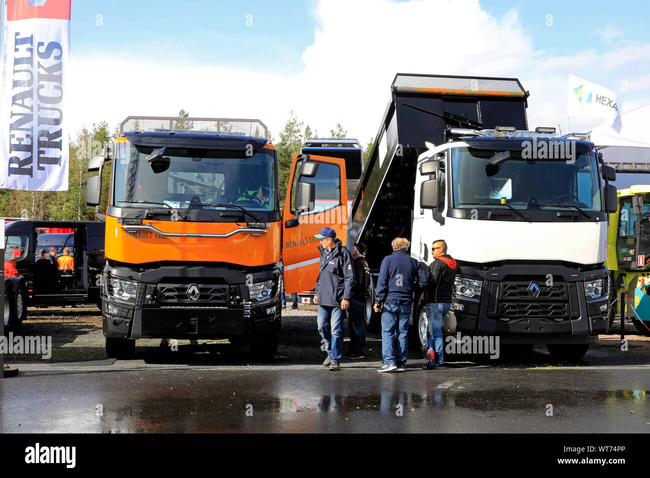 Hyvinkaa, Finlande. Le 6 septembre 2019. Les personnes ayant un regard sur les camions Renault C520 les camions lourds pour le terrassement et la construction sur Maxpo 2019. Banque D'Images