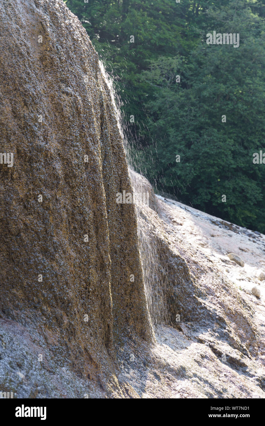 La lumière du jour qui tombe à l'eau cascade Urlatoarea à Brasov, Roumanie Banque D'Images