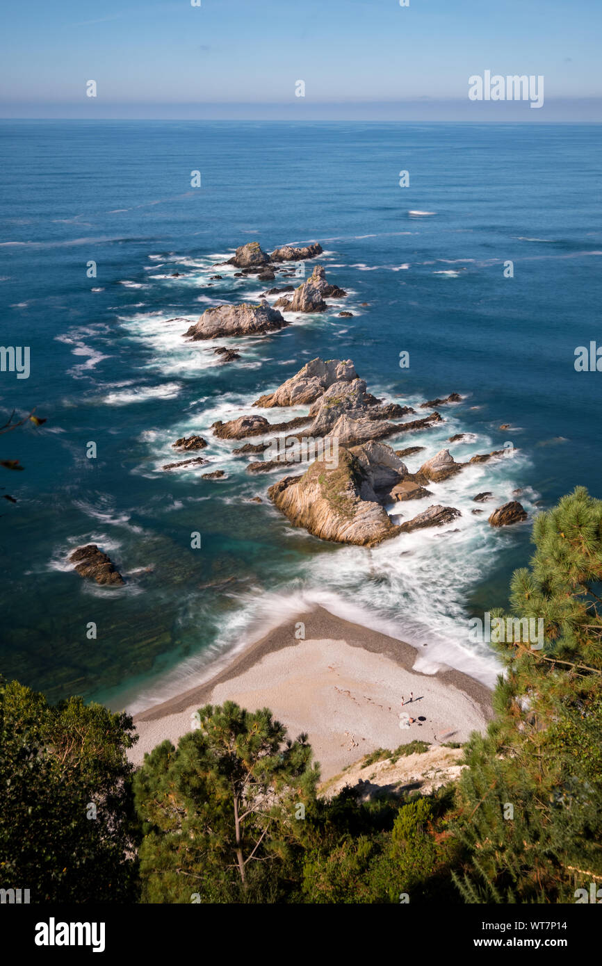 Vue aérienne sur les falaises de la plage Playa de La Gueirúa sur une journée ensoleillée, Cudillero Asturias Espagne Banque D'Images