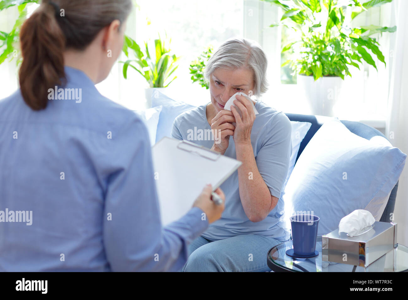 Séance de psychothérapie concept : des femmes âgées pleurer sur client douloureux souvenirs d'enfance avec conseiller. Banque D'Images