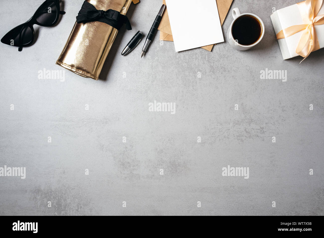 Vue de dessus de la mode du châssis accessoires féminin. Mise à plat des trucs beauté blogger. Espace de bureau moderne accueil minimal avec des lunettes de soleil, femme accessori Banque D'Images