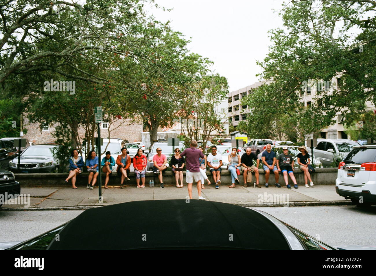 Groupe touristique de 15 avec guide traitant le groupe dans la ville historique de Charleston, SC, une ancienne colonie britannique au xviiie siècle Banque D'Images