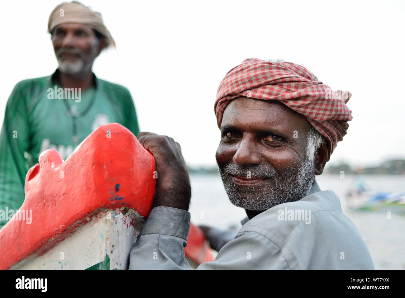 COCHIN, INDE - 30 NOVEMBRE 2018 : Portrait de la pêcheur du fort Cochin appuyé contre un bateau de pêche Banque D'Images