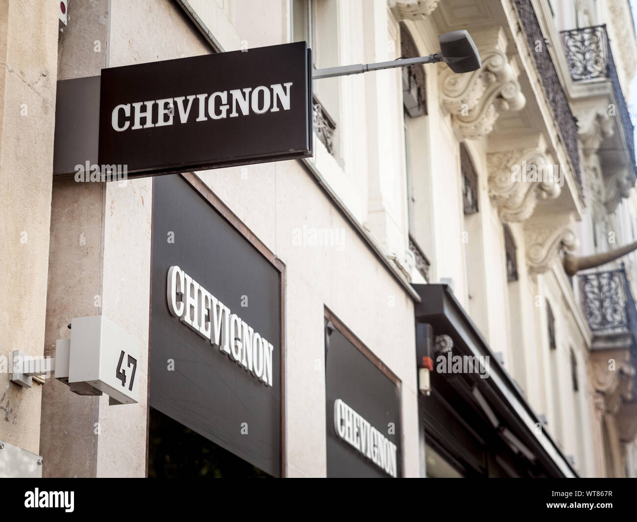 LYON, FRANCE - 13 juillet 2019 : Logo Chevignon en face de leur boutique pour Lyon. La mode française est un Chevignon détaillant axé sur les vêtements hommes, propagation w Banque D'Images