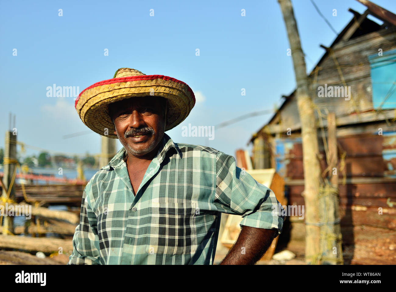 COCHIN, INDE - 30 NOVEMBRE 2018 : Portrait de la pêcheur du fort Cochin relatives à sa maison en bois Banque D'Images