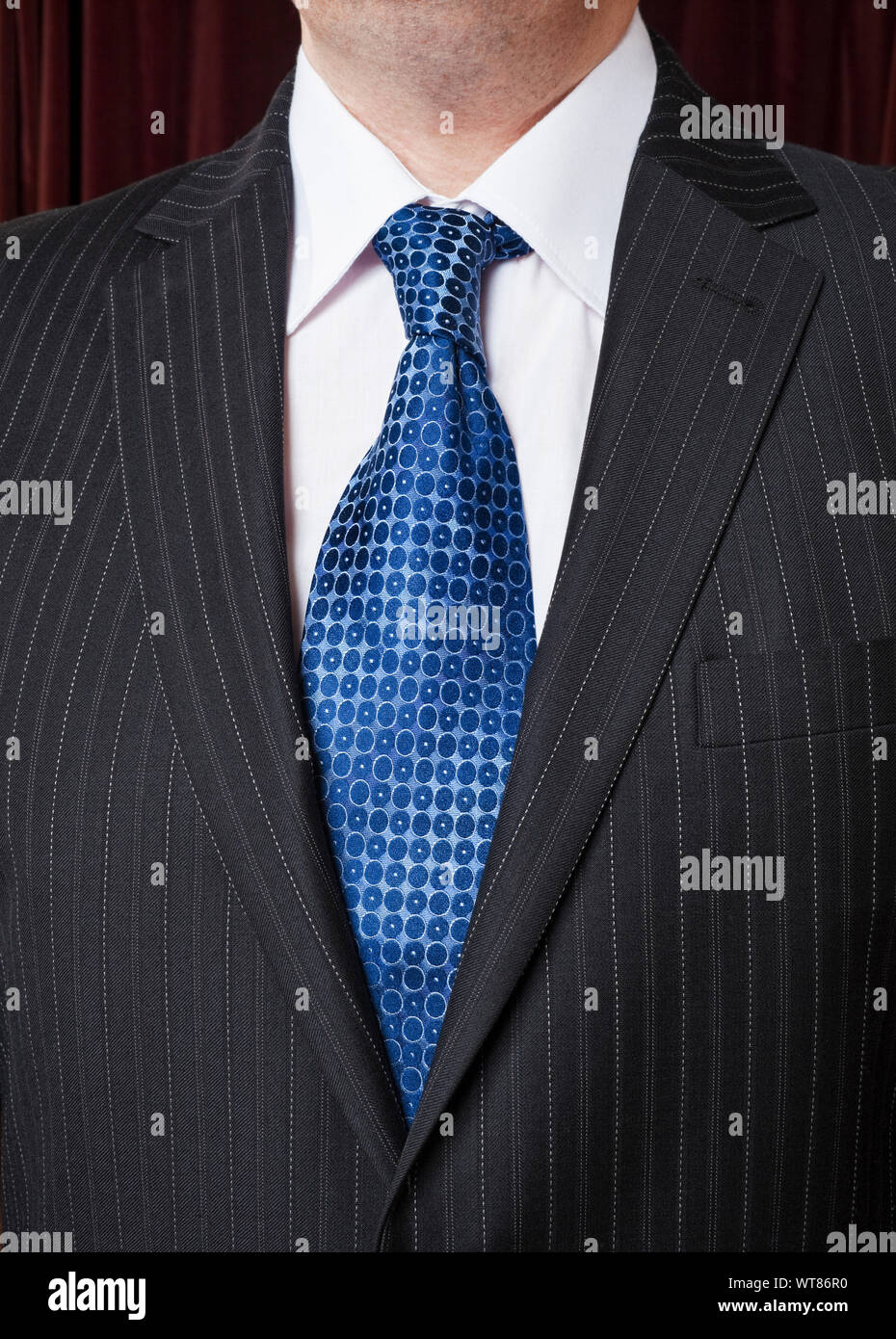 Corps d'un homme portant une veste de costume sombre, chemise blanche et  cravate bleu Photo Stock - Alamy