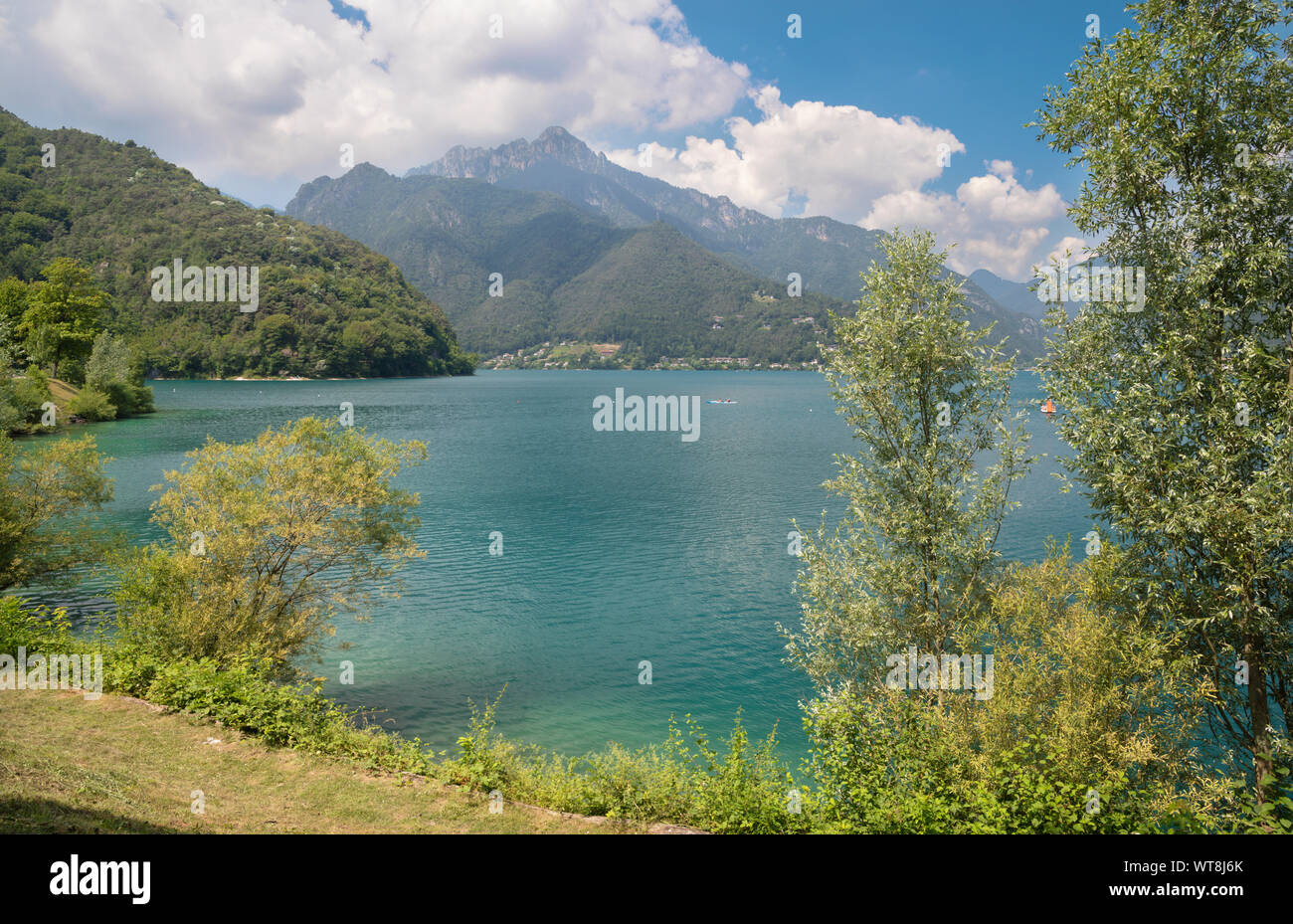 Le lac Lago di Ledro au milieu des Alpes dans le district du Trentin . Banque D'Images