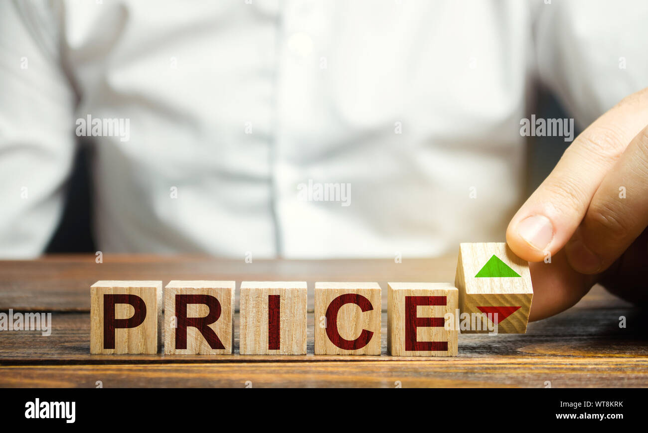 Un homme change la position d'un bloc avec des symboles de croissance et déclin près de la parole :. Réglementation des prix, l'équilibre offre-demande, lois du marché. Eco Banque D'Images