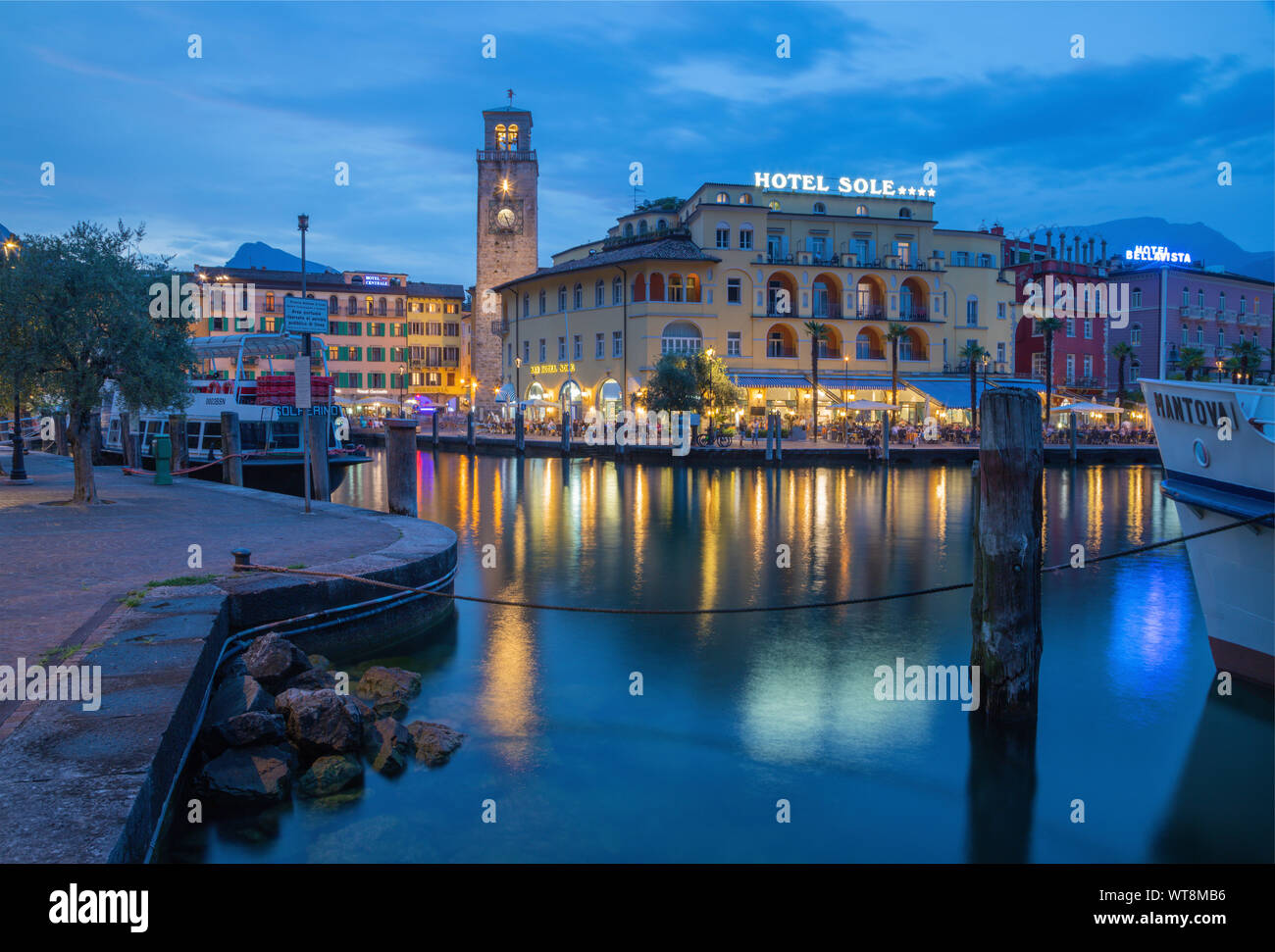 RIVA DEL GARDA, ITALIE - juin 6, 2019 : La ville de sud, avec les Alpes en arrière-plan. Banque D'Images