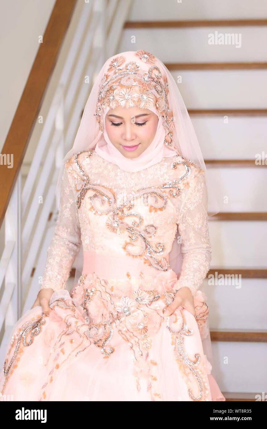 Belle femme portant le hijab et la robe de mariage sur les marches Photo  Stock - Alamy