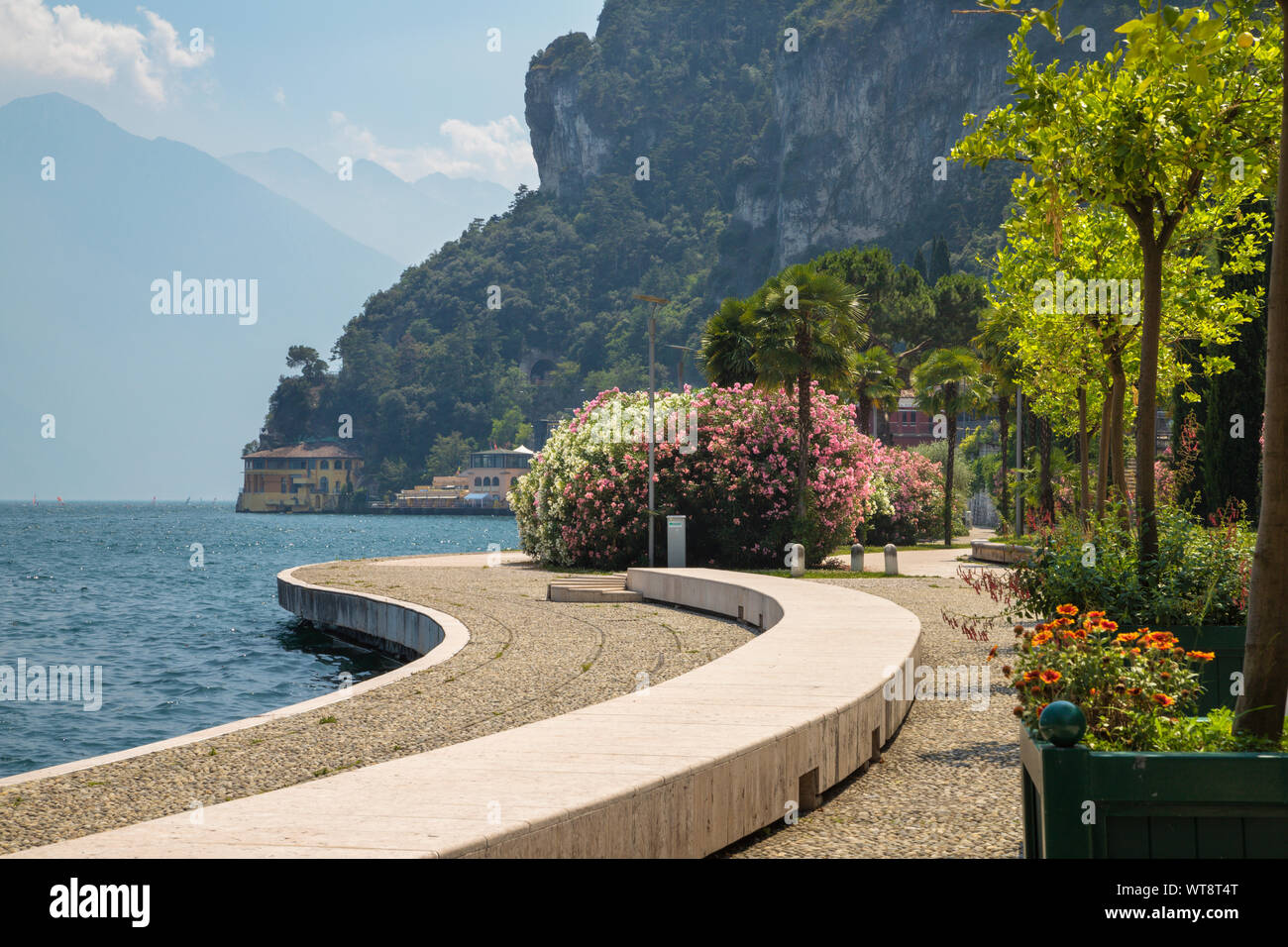 Riva del Garda - la promenade avec les Alpes en arrière-plan. Banque D'Images