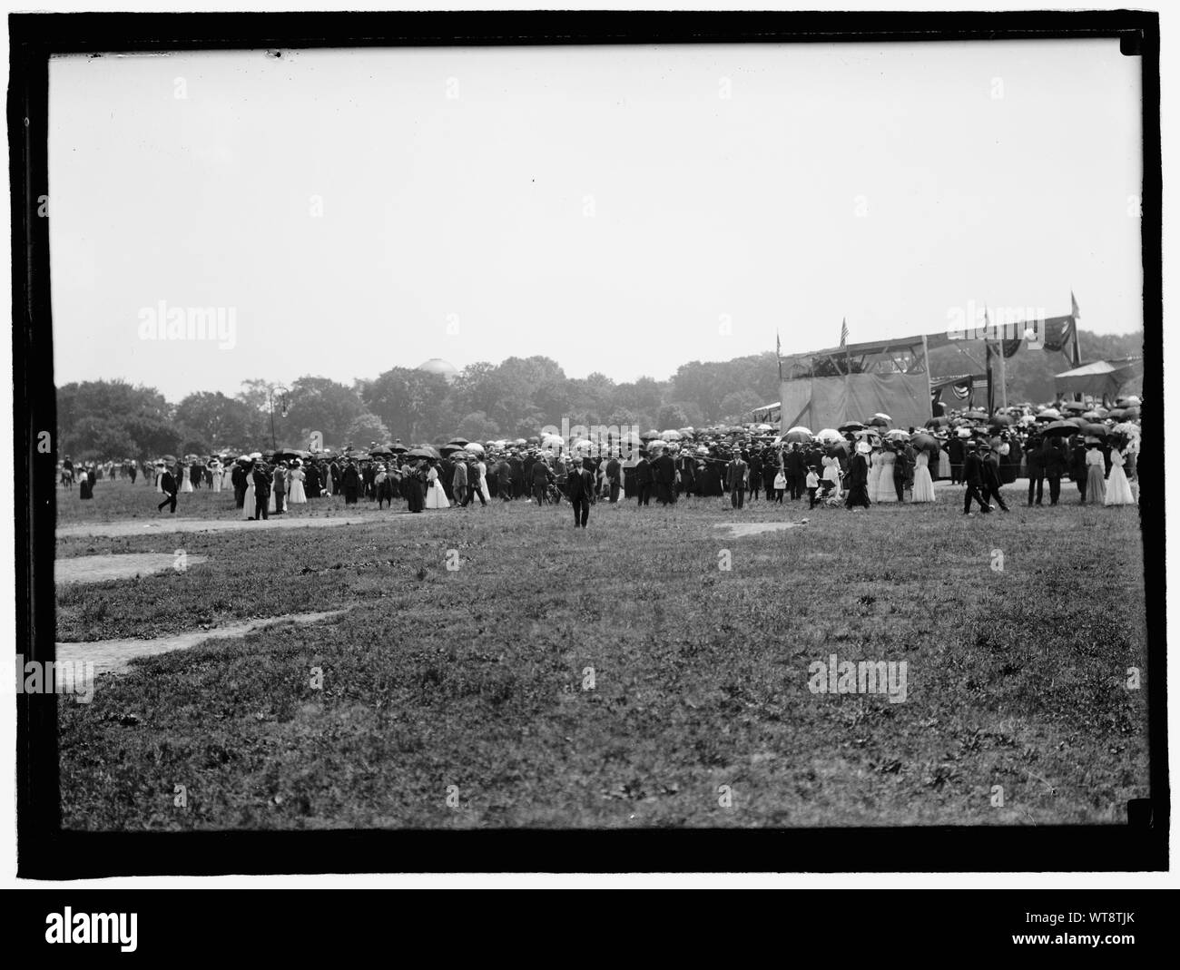 Sur le terrain MILITAIRE DE MASSE PAR SAINT NOM SOC. De l'ÉGLISE CATHOLIQUE ROMAINE. Vue générale Banque D'Images