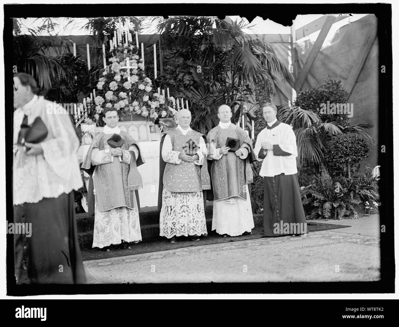 Sur le terrain MILITAIRE DE MASSE PAR SAINT NOM SOC. De l'ÉGLISE CATHOLIQUE ROMAINE. Les prêtres officiant ; 2DANS LE CENTRE ; PÈRE RUSSELL ET PÈRE MEAGHER Banque D'Images