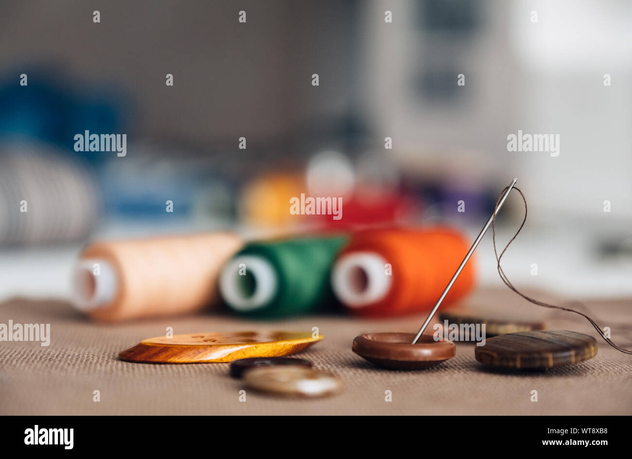 Les tiroirs colorés thread utilisé dans l'industrie textile et les boutons avec une aiguille Banque D'Images