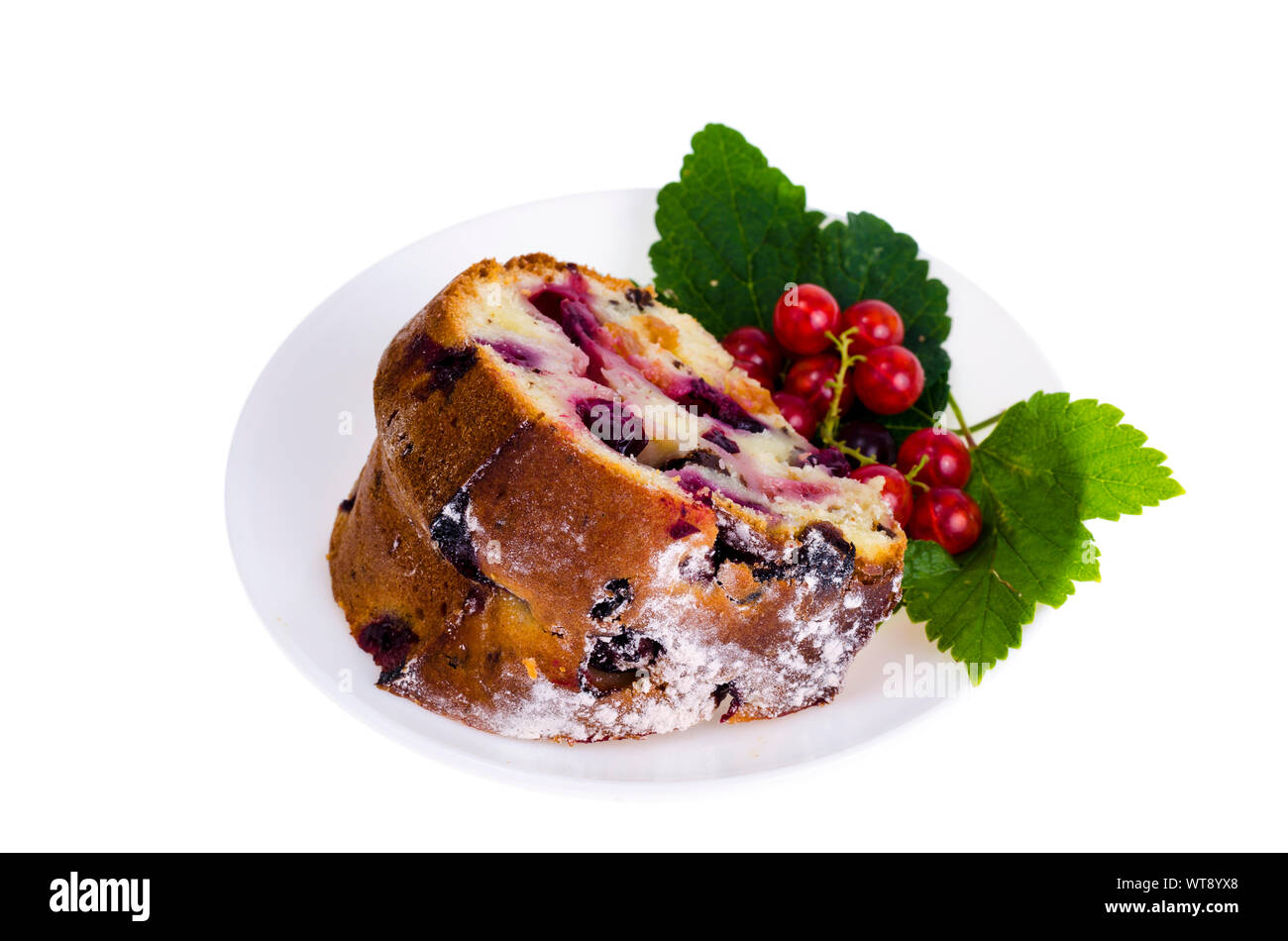 Tranche de gâteau de fruit avec isolé sur fond blanc. Studio Photo Banque D'Images