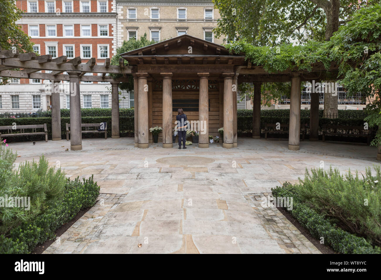 Grosvenor Square, London, UK. Sep 9, 2019. Les gens paient leur respect au mémorial de la place qui a été consacrée à 67 victimes britanniques des attentats terroristes du 11 septembre 2001. Credit : Penelope Barritt/Alamy Live News Banque D'Images