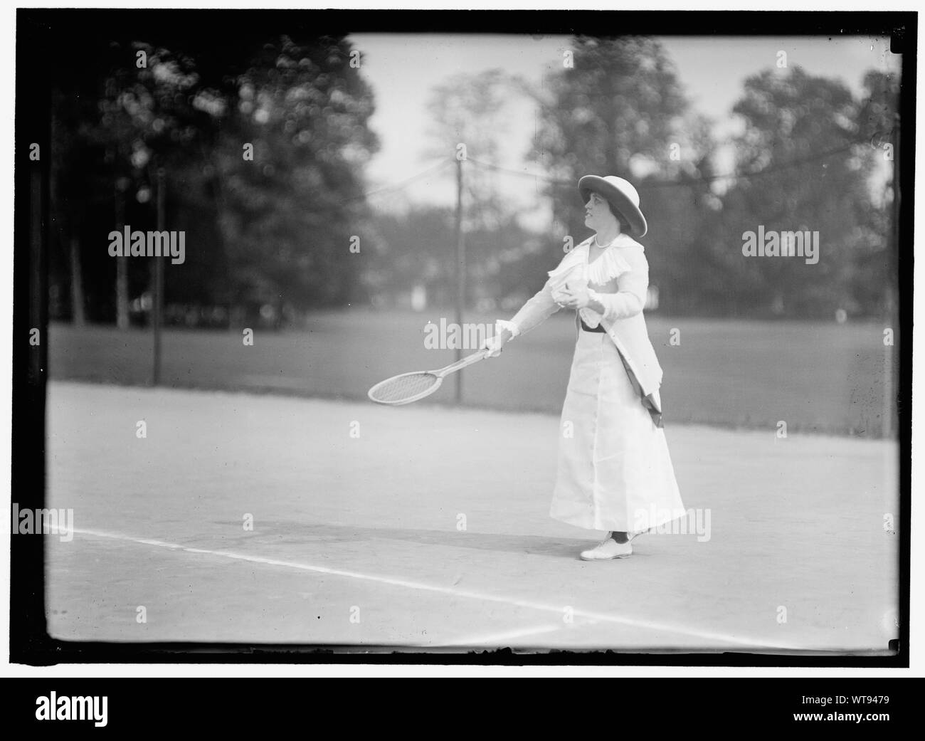 MOREHEAD, Mme. J. UPSHUR. Jouer en tournoi de tennis Banque D'Images
