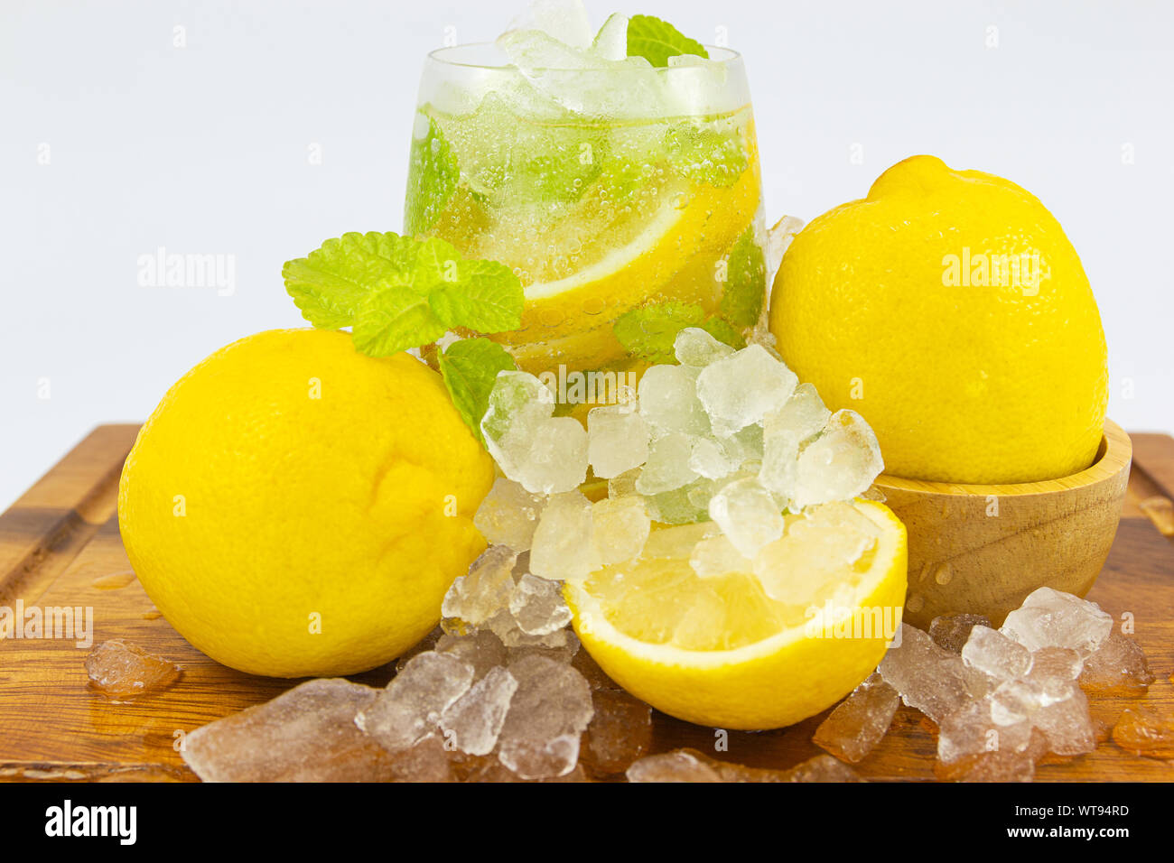 Fruits frais citron jaune en verre sur le bois pour les jours chauds d'été et bon pour la santé Banque D'Images