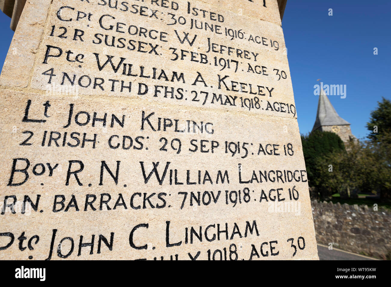 Monument commémoratif de guerre à l'extérieur de l'église St Barthélemy avec lt John Kipling énumérés (fils de l'auteur Rudyard Kipling) Banque D'Images