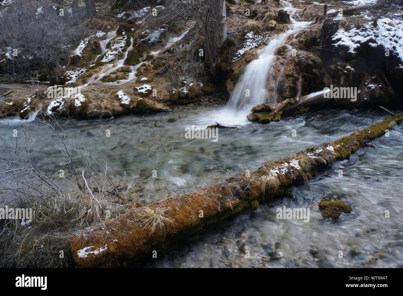 L'eau qui coule des montagnes par River Banque D'Images