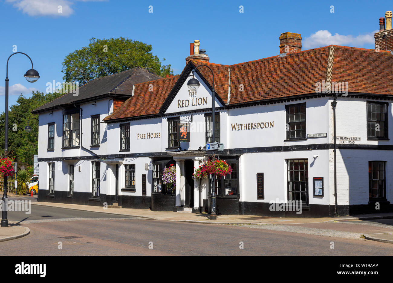 La route Wetherspoon Red Lion house pub gratuite dans le centre de la ville de marché de Petersfield, Hampshire, dans le sud de l'Angleterre, Royaume-Uni Banque D'Images