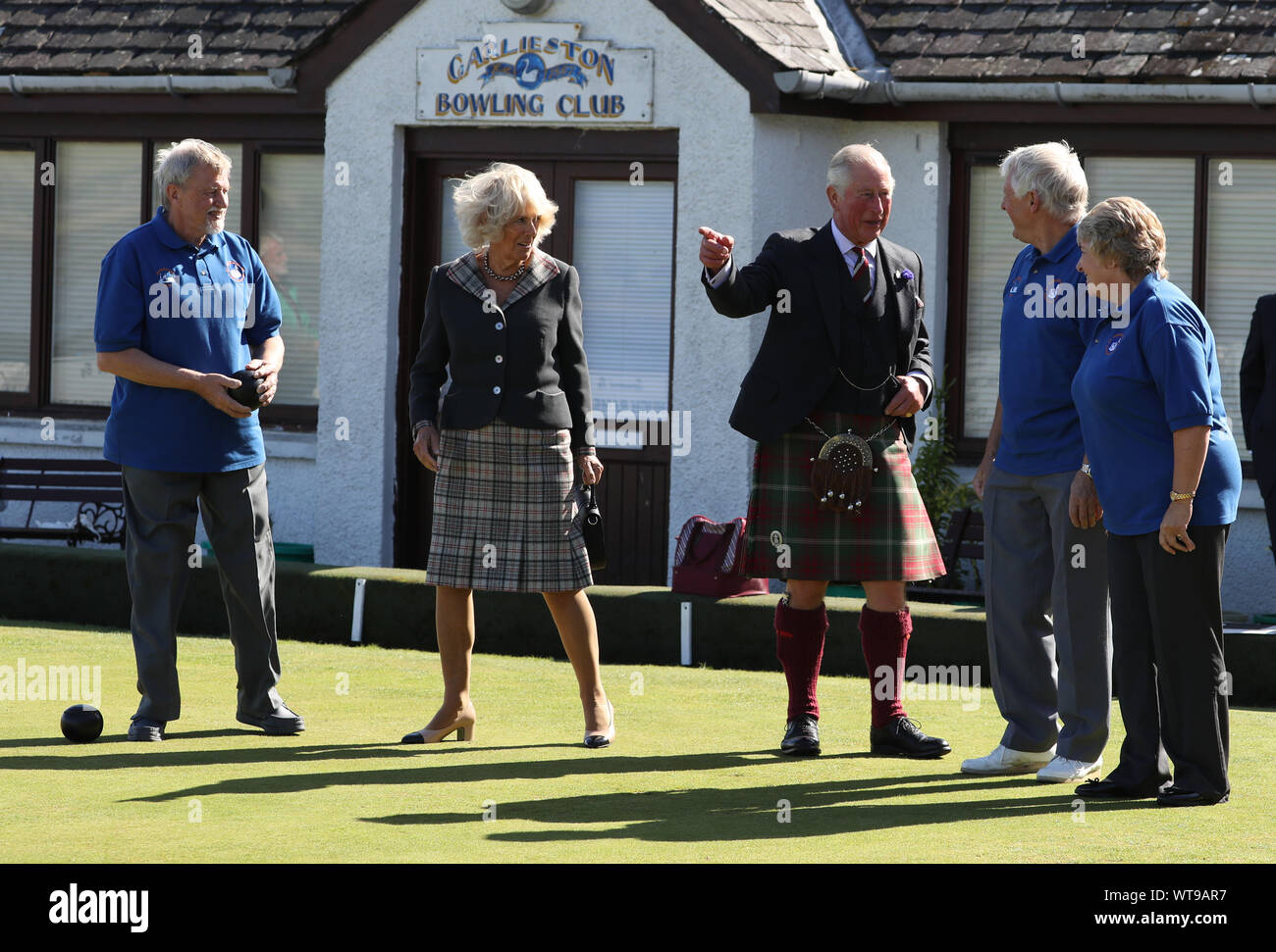 Le Prince de Galles et la duchesse de Cornouailles, connu comme le duc et la duchesse de Rothesay lorsque en Ecosse, essayez de boules sur pelouse, lors d'une visite au village côtier de Garlieston, Wigtownshire, où le port a joué un rôle important dans les préparatifs du Jour J en 1944, dans l'essai de la ports artificiels. PA Photo. Photo date : mercredi 11 septembre, 2019. Voir histoire PA Charles ROYAL. Crédit photo doit se lire : Andrew Milligan/PA Wire Banque D'Images