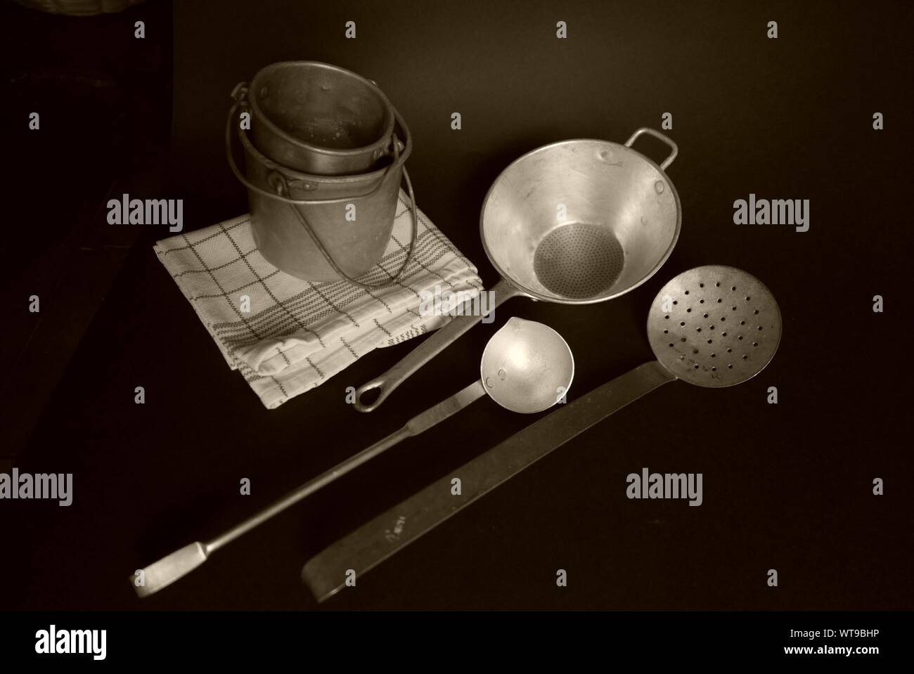 Ustensiles de cuisine anciens Banque de photographies et d’images à haute résolution Alamy