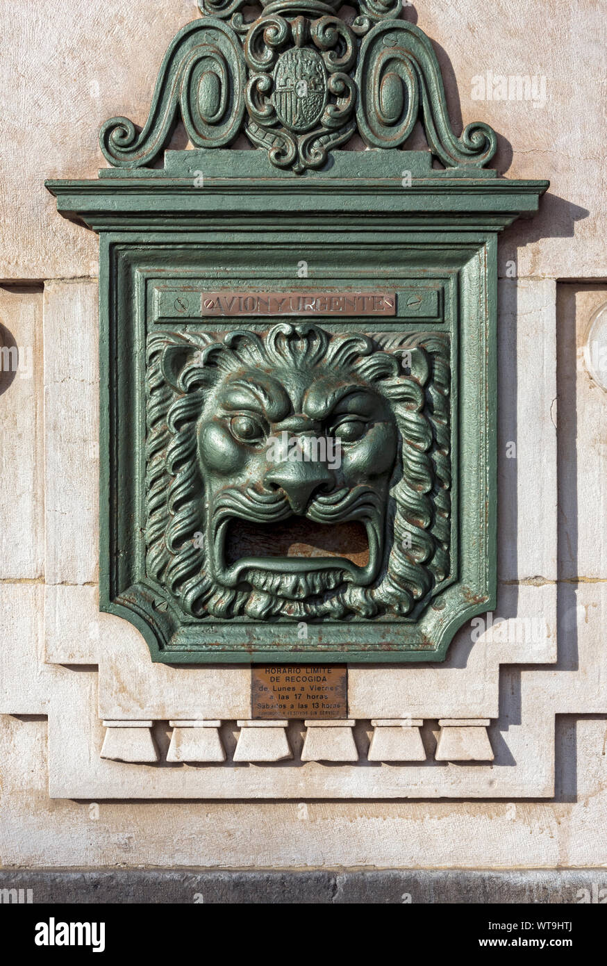 Metal ouvragée boîte postale à main Post Office building, Santander, Espagne Banque D'Images