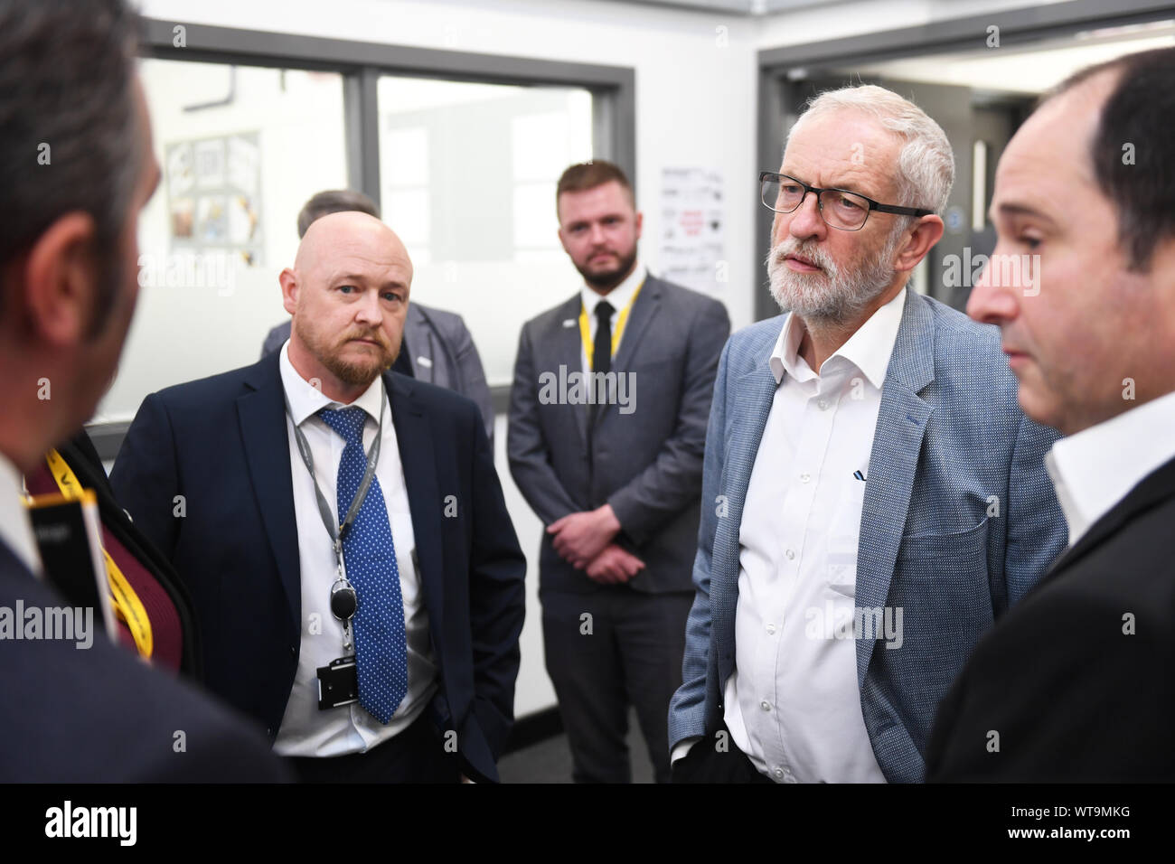 Leader du travail Jeremy Corbyn, lors d'une visite à Birmingham College of Further Education à Walsall afin d'encourager les gens à s'inscrire pour voter et la demande des votes pour 16 et 17 ans. Banque D'Images