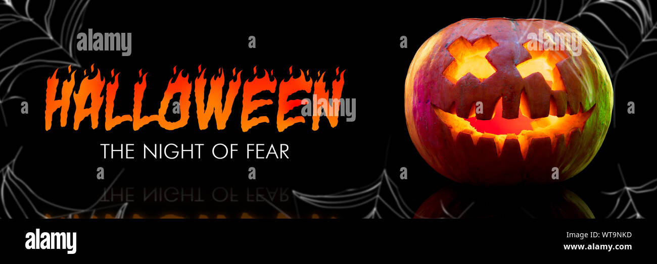Citrouilles sur fond noir, la nuit de la peur. Les flammes du feu. Halloween, vendredi noir, cyber lundi, ventes, concept d'automne. Flyer pour votre publicité. Banque D'Images