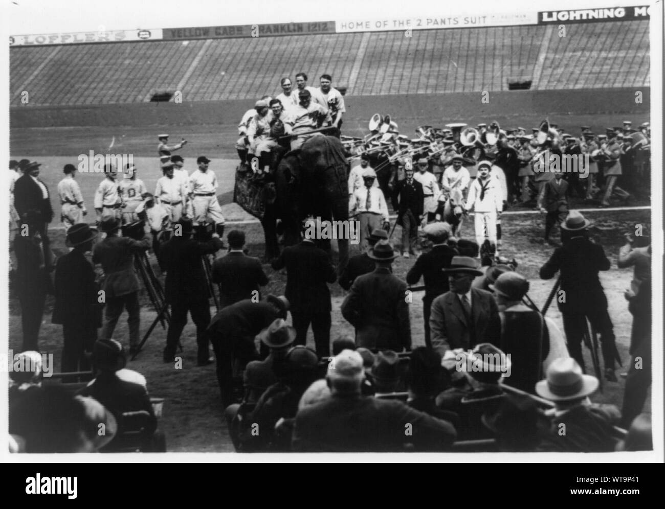 Les membres de l'équipe républicaine de la Chambre des représentants défilant avec un éléphant avant le début de la Chambre des représentants d'un match de baseball à l'American League park Banque D'Images