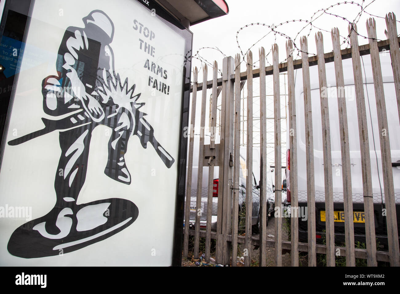 Londres, Royaume-Uni. 11 Septembre, 2019. Arrêter les bras juste illustration de protester pochoir est affiché dans un abri bus dans le sud de Londres pour protester contre la DSEI foire aux armements à ExCel London. L'œuvre fait référence à un soldat de plomb graphique provenant d'action de paix, Wellington, qui a fait campagne pour arrêter une foire aux armements en Nouvelle-Zélande. Credit : Mark Kerrison/Alamy Live News Banque D'Images