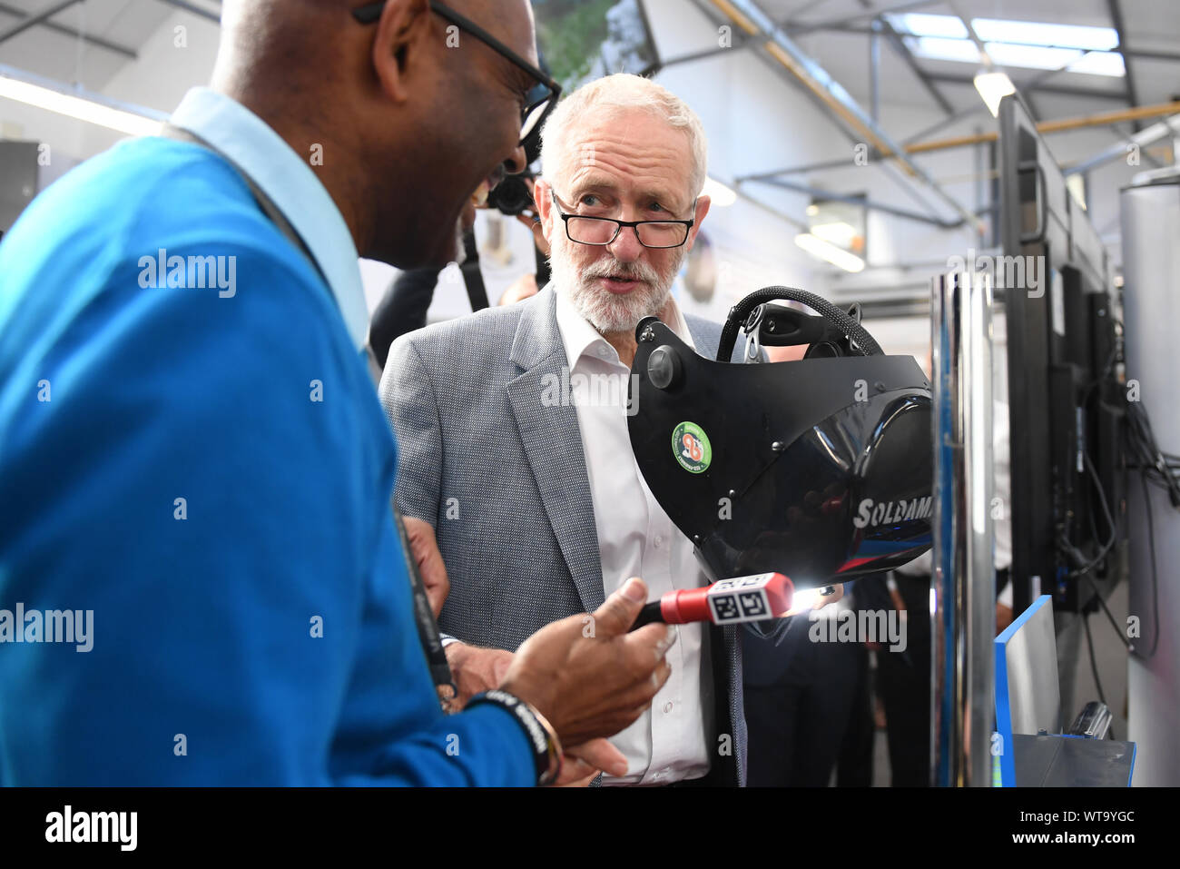 Leader du travail Jeremy Corbyn, lors d'une visite à Birmingham College of Further Education à Walsall afin d'encourager les gens à s'inscrire pour voter et la demande des votes pour 16 et 17 ans. Banque D'Images