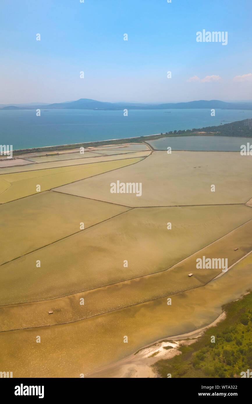 Les lacs salés "olnitsi' en Burgas Bulgarie. Les salines sont des piscines naturelles avec de la boue de guérison,le sel et la soude caustique. Banque D'Images