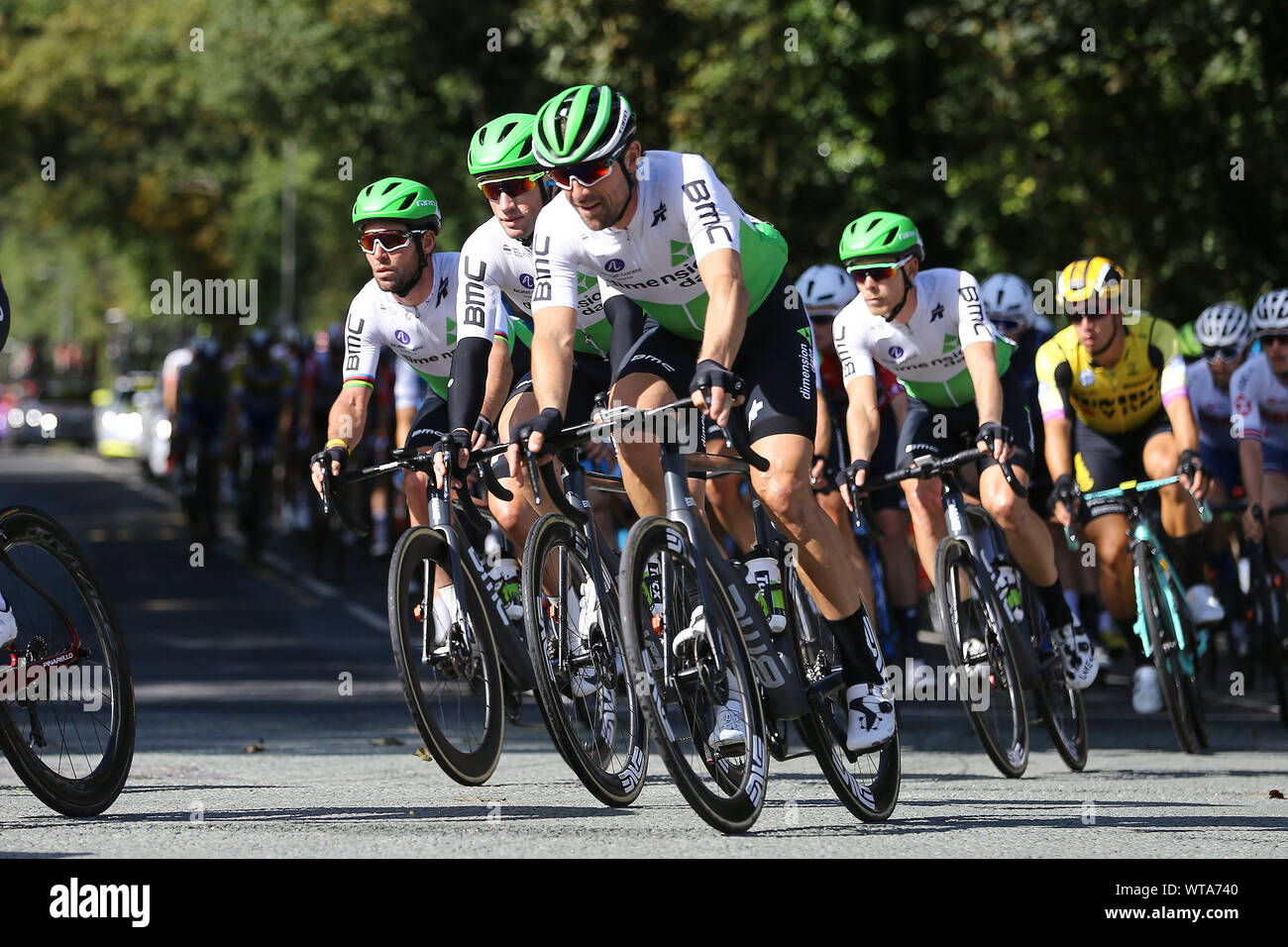 Birkenhead, UK. Sep 11, 2019. Les coureurs à travers Hooton pendant l'énergie OVO Tour of Britain 2019, stage5, Wirral, étape à Birkenhead Birkenhead le mercredi 11 septembre 2019. photo par Chris Stading/Andrew Orchard la photographie de sport/Alamy Live News Crédit : Andrew Orchard la photographie de sport/Alamy Live News Banque D'Images