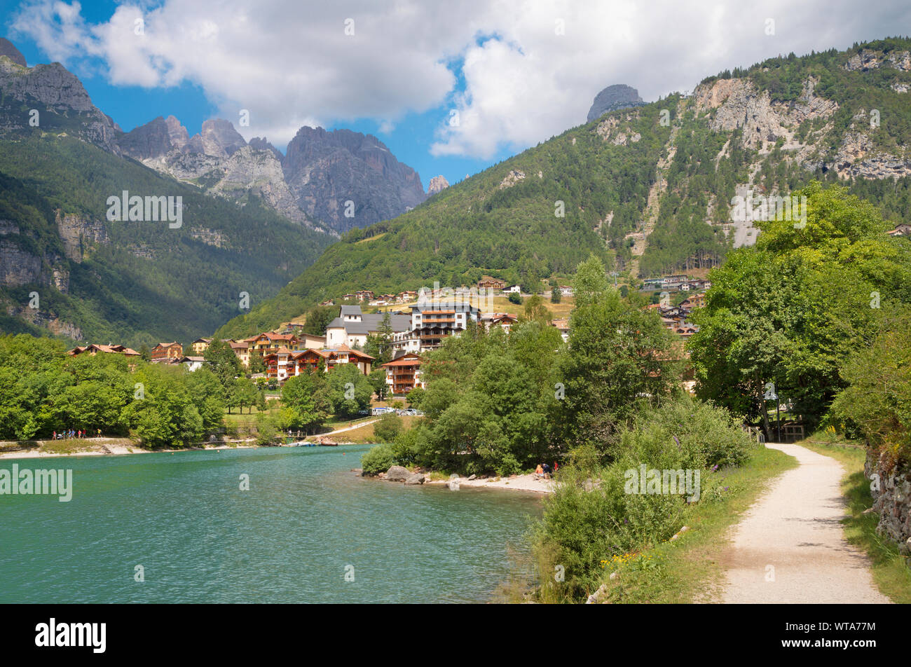 Les Alpes lac Lago di Molveno avec les Dolomites de Brenta en arrière-plan. Banque D'Images