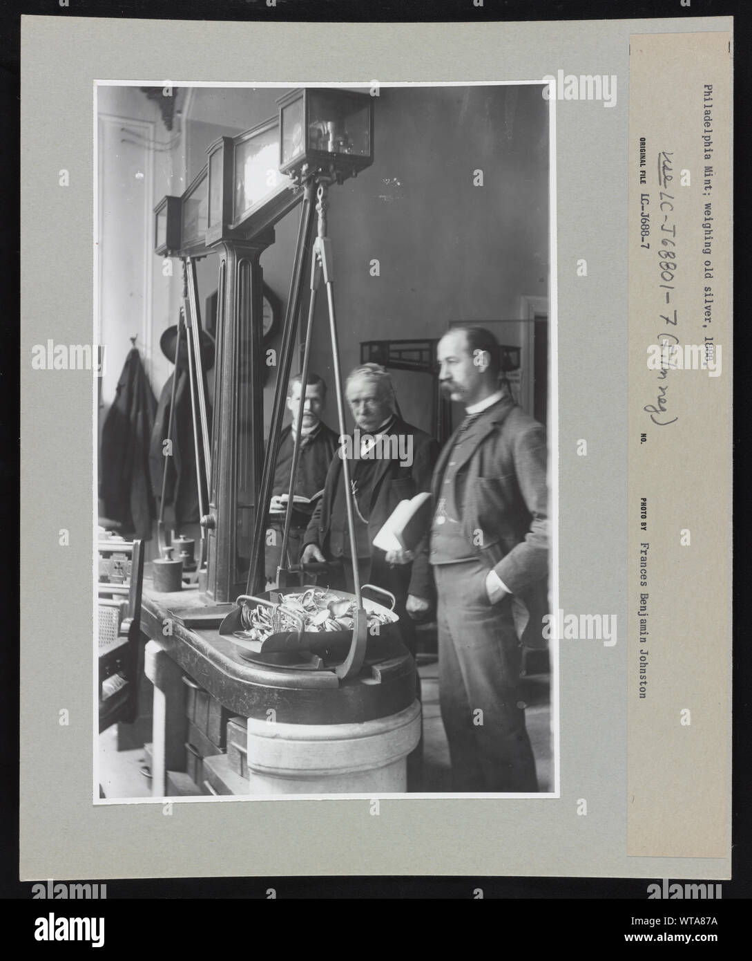 Les hommes d'un poids d'argent pour des pièces anciennes à l'United States Mint à Philadelphie Banque D'Images