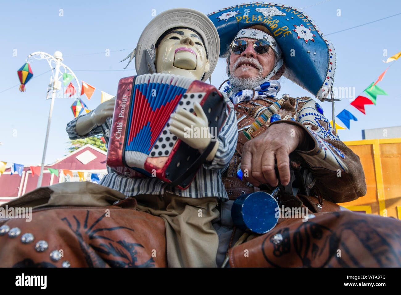 Interprète divertir les gens avec son ventriloque Banque D'Images