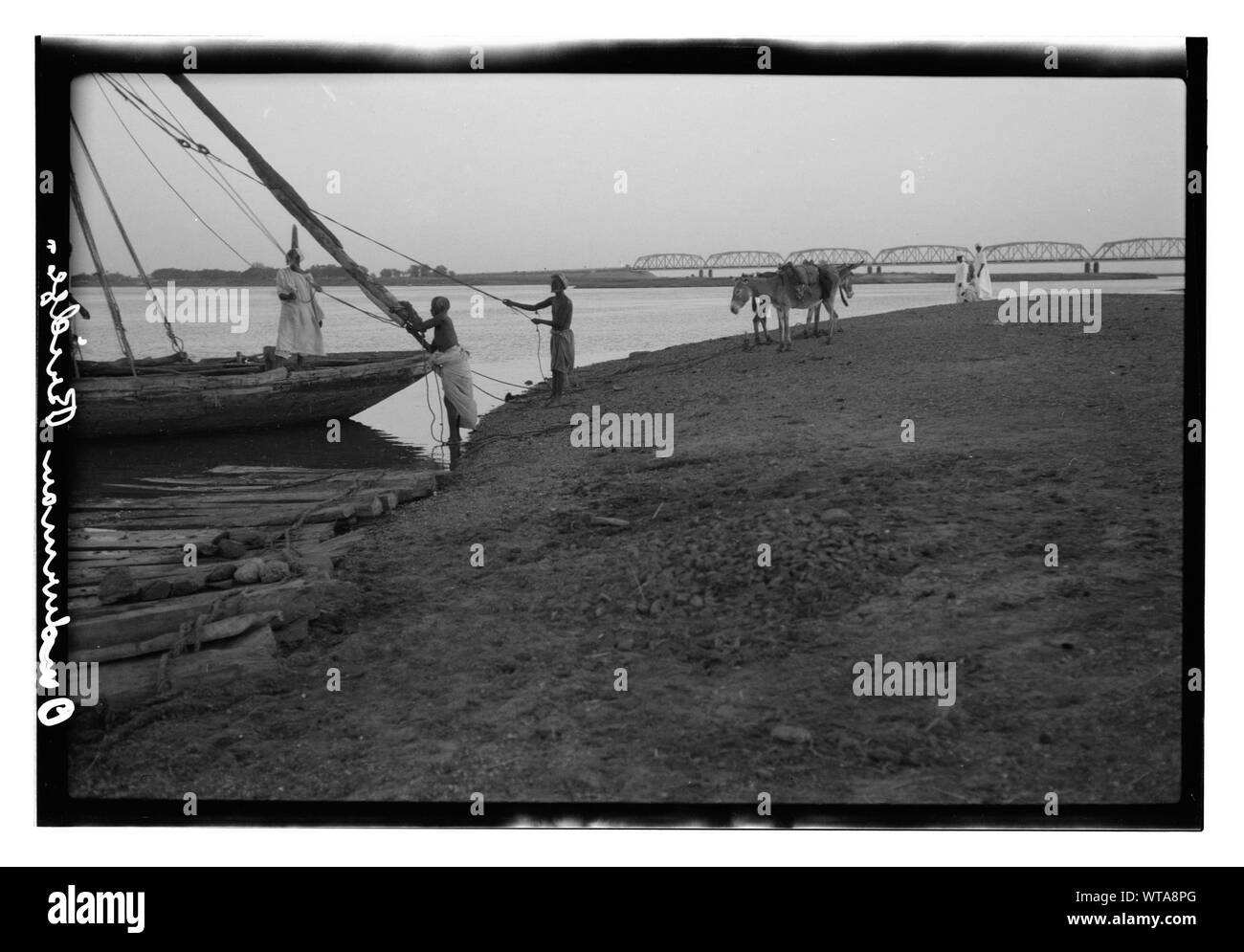 Les hommes avec voile sur les rives du Nil, avec en arrière-plan Pont d'Omdurman, au Soudan Banque D'Images