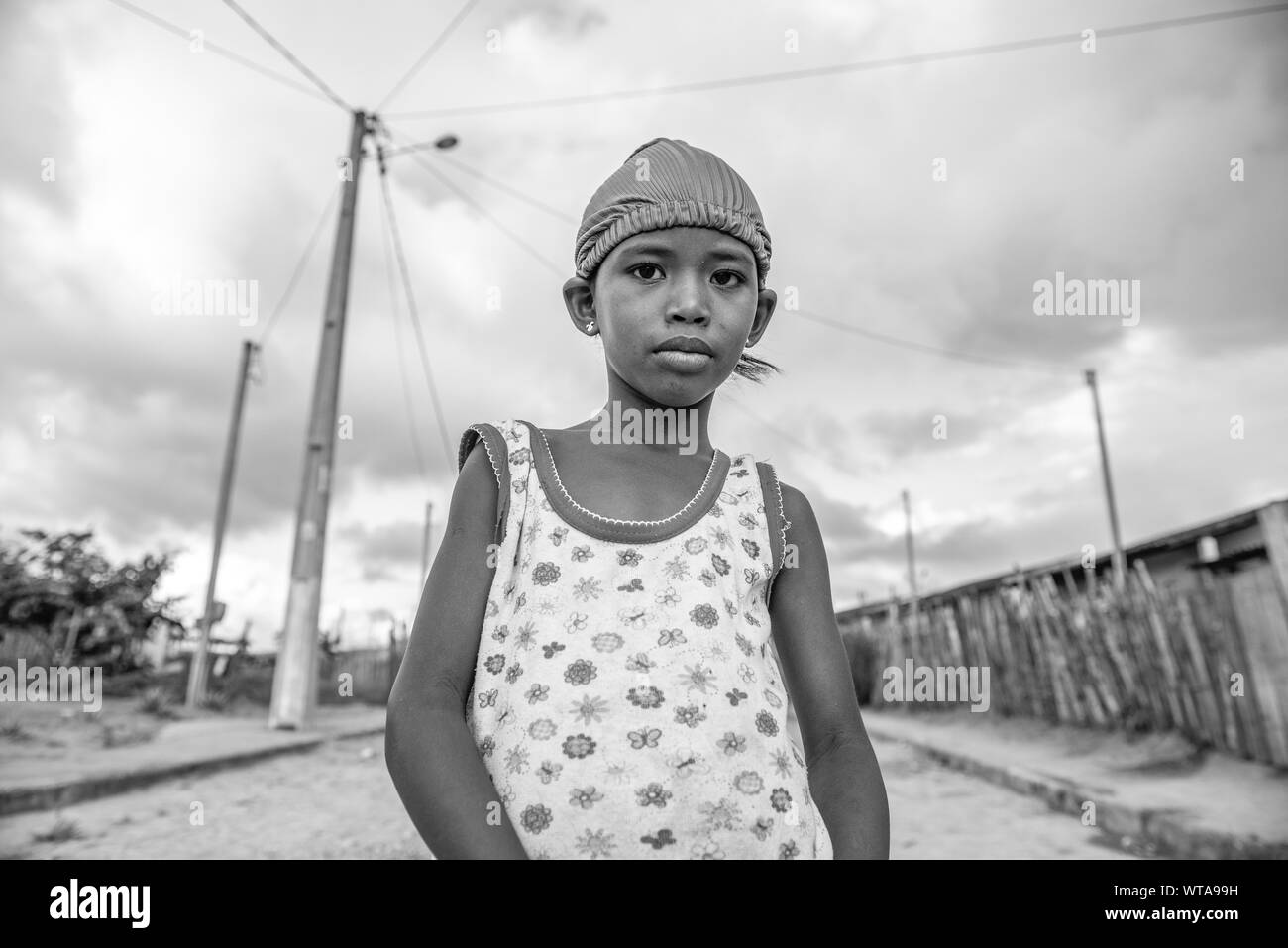 Jeune fille dans les rues de Muquem quilombo Banque D'Images