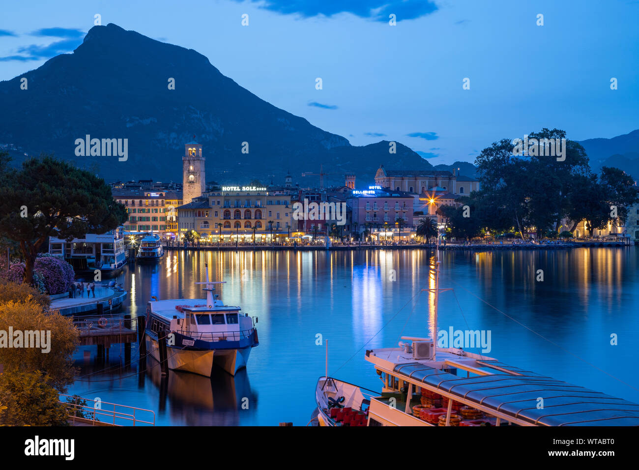 RIVA DEL GARDA, ITALIE - juin 6, 2019 : La ville de sud, avec les Alpes en arrière-plan. Banque D'Images