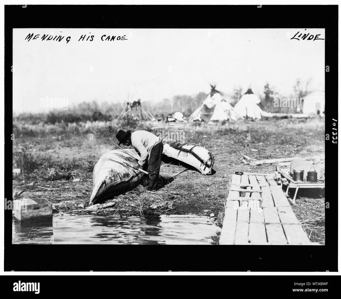 Réparer son canoë / Linde. Banque D'Images