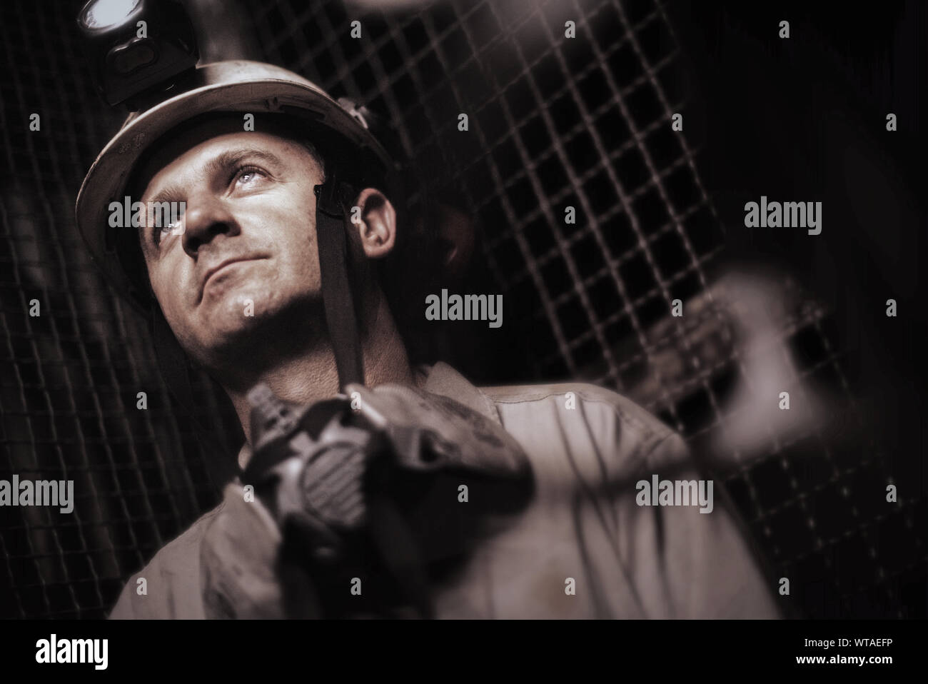 Miner dans l'ascenseur de la mine Banque D'Images