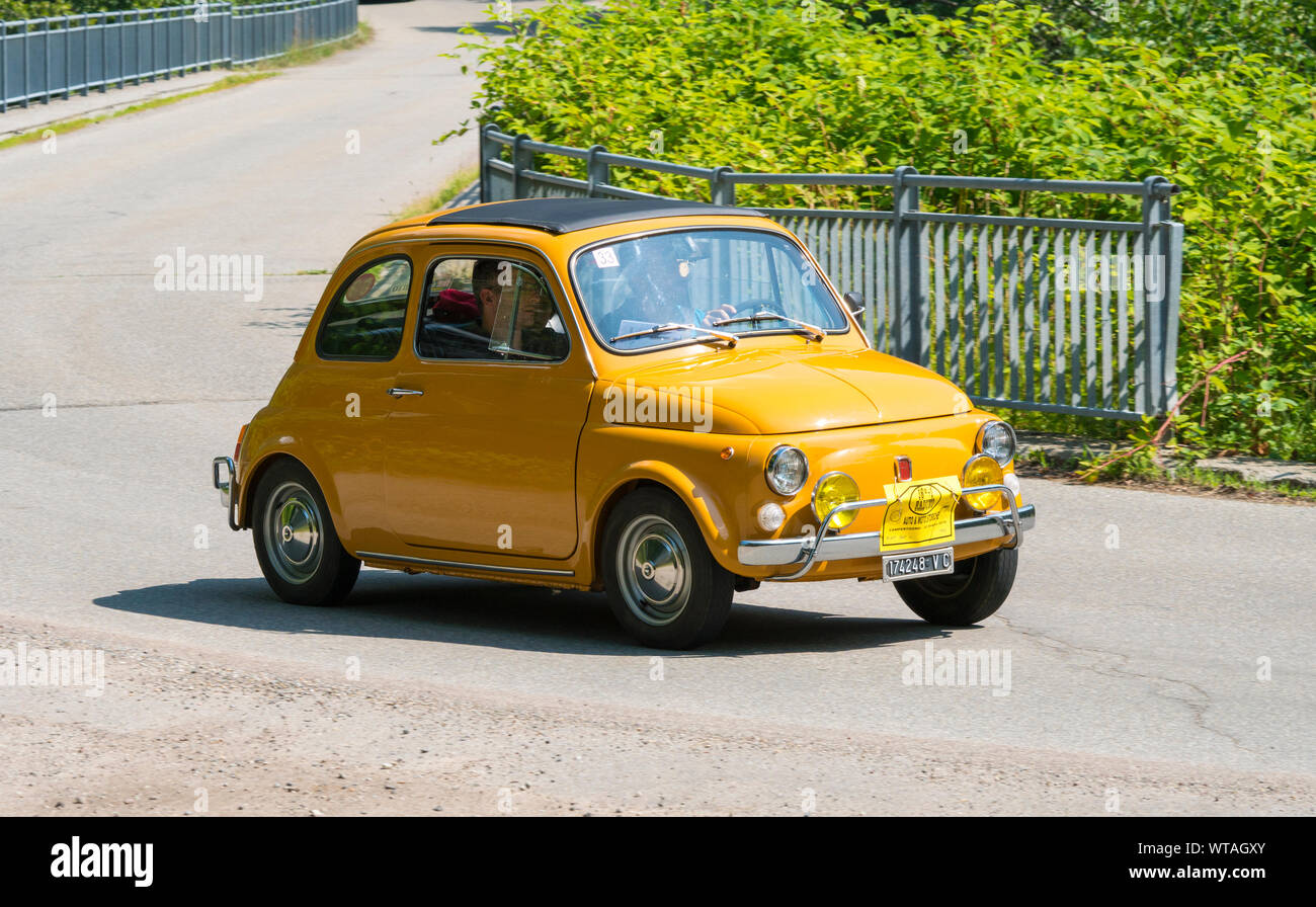 Voiture classique, un petit vintage Fiat 500 au cours d'une réunion pour véhicules historiques Banque D'Images