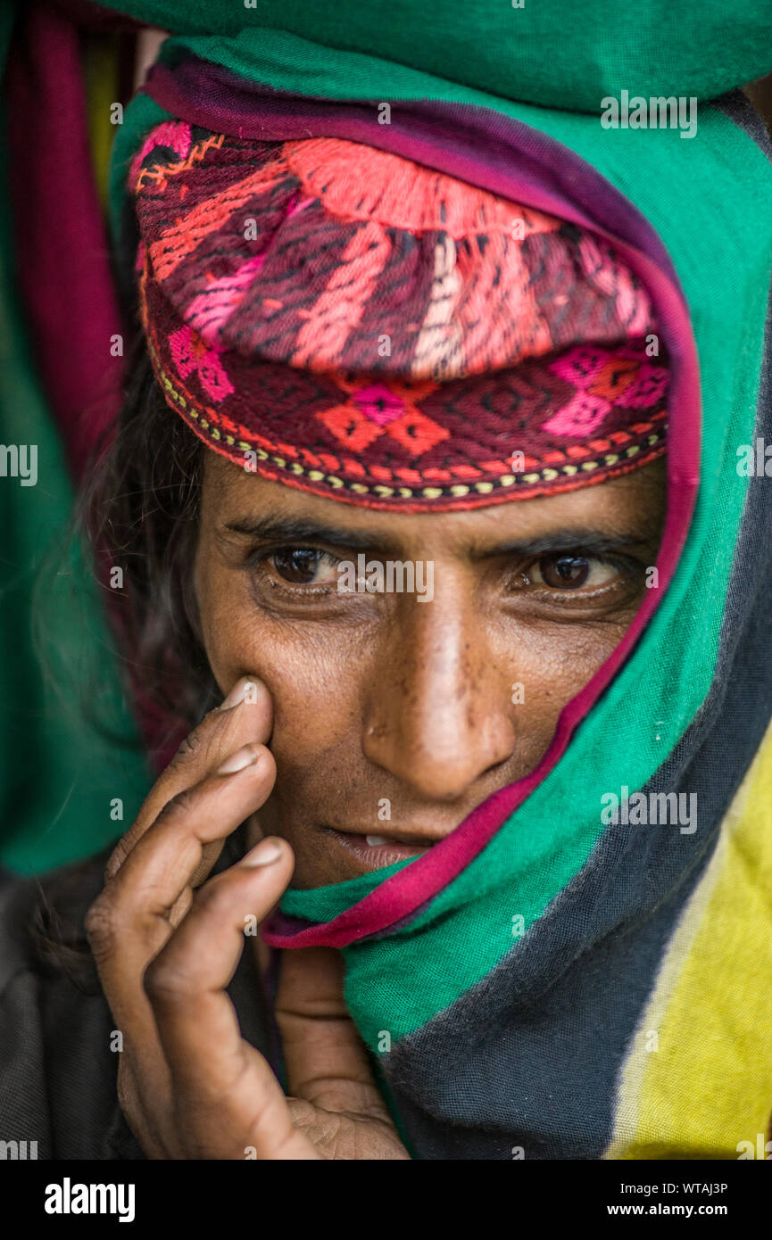Femme d'Aru Valley portant des vêtements traditionnels colorés Banque D'Images