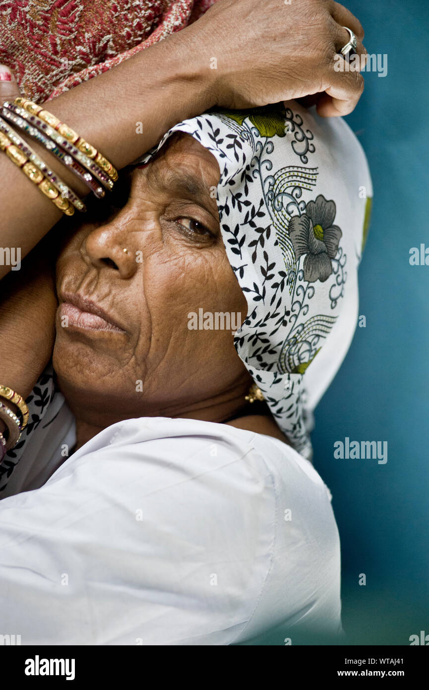 Femme indienne prendre une sieste dans le train Banque D'Images