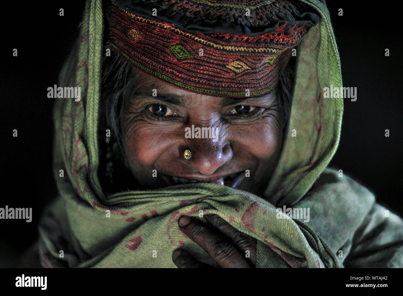 Vieux Gujjar woman smiling Banque D'Images