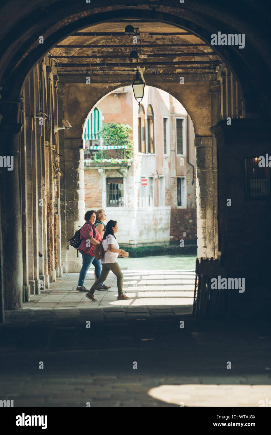 Venise, Italie - 25 mai 2019 : avis de arch gallery de construire quelques personnes Banque D'Images