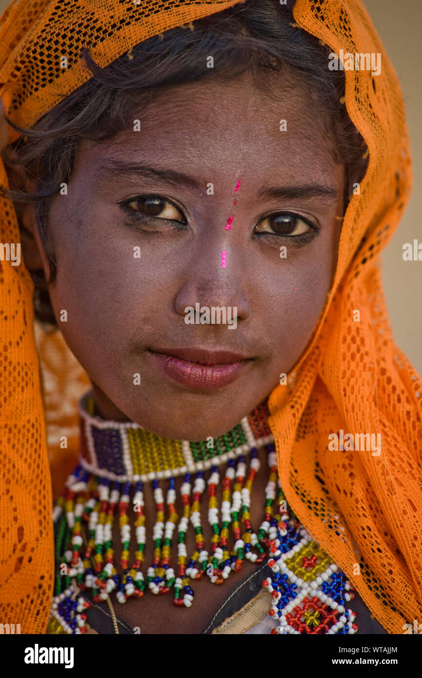 Jeune fille à la traditionnelle Rajasthani avec Banque D'Images