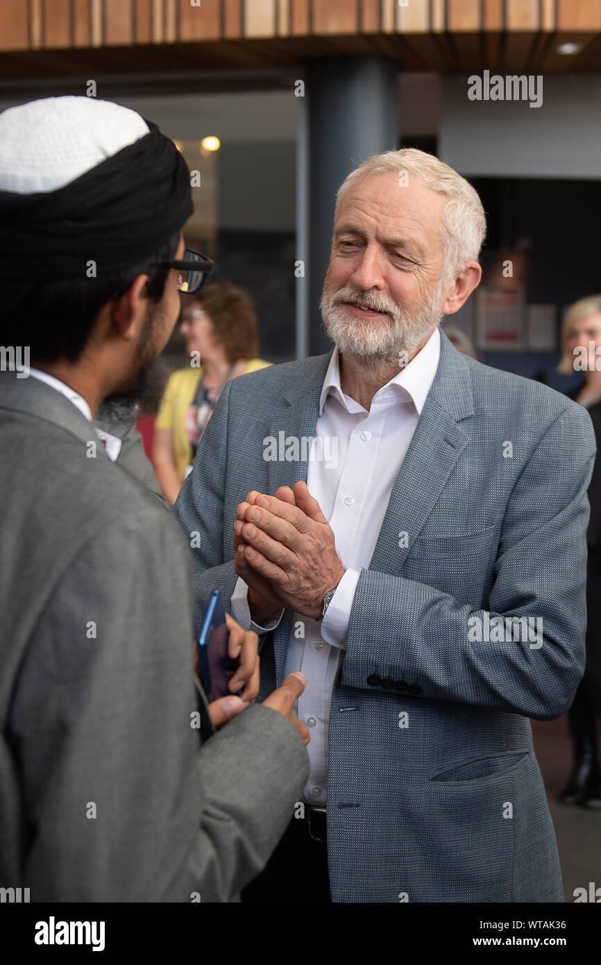Leader du travail Jeremy Corbyn, lors d'une visite à Birmingham College of Further Education à Walsall afin d'encourager les gens à s'inscrire pour voter et la demande des votes pour 16 et 17 ans. Banque D'Images